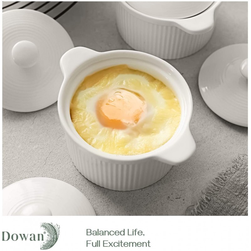 DOWAN Porcelain Ramekins with Lid for Baking, 8oz 수플레 접시 뚜껑이 있는 미니 캐서롤, 쌓을 수 있는 8oz Ramekins 오븐 금고, Creme Brulee용 덮개 및 손잡이 포함, Ramekins 4개 세트, 흰색: 가정 및 주방