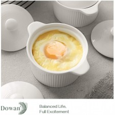 DOWAN Porcelain Ramekins with Lid for Baking, 8oz 수플레 접시 뚜껑이 있는 미니 캐서롤, 쌓을 수 있는 8oz Ramekins 오븐 금고, Creme Brulee용 덮개 및 손잡이 포함, Ramekins 4개 세트, 흰색: 가정 및 주방