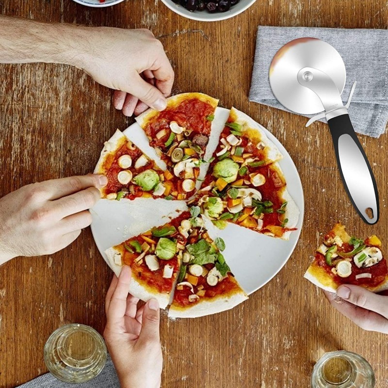 KUFUNG 피자 커터 휠, 피자, 파이, 와플 및 도우 쿠키를 위한 미끄럼 방지 손잡이가 있는 슈퍼 샤프 피자 슬라이서, 사용 및 청소가 용이함(실버, 8.3인치): 가정 및 주방