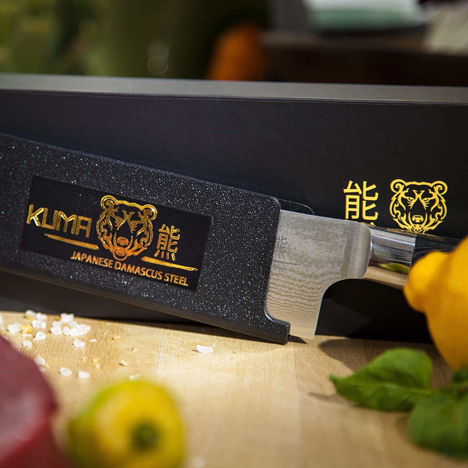KUMA Professional 다마스커스 스틸 나이프 - 경화 된 일본 탄소강으로 된 8 인치 주방 칼 - 얼룩 및 부식 방지 블레이드 - 균형 잡힌 인체 공학적 손잡이 및 칼집 - 안전하고 쉬운 식사 준비