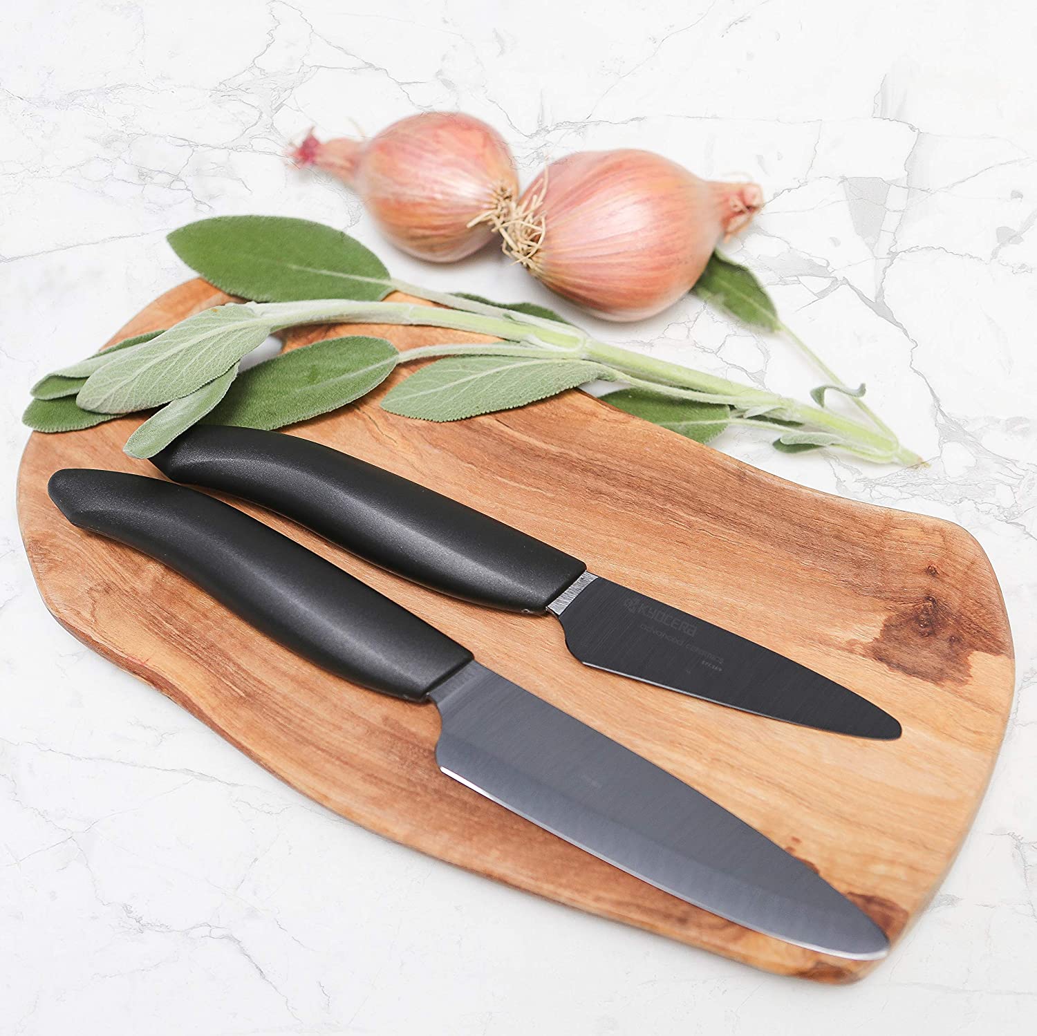 쿄 세라 Advanced Ceramic Revolution 4 피스 나이프 세트 : 6 인치 주방장의 Santoku, 5.5 인치 Santoku, 4.5 인치 유틸리티 및 3 인치 파링 블랙 손잡이 / 블랙 블레이드 포함