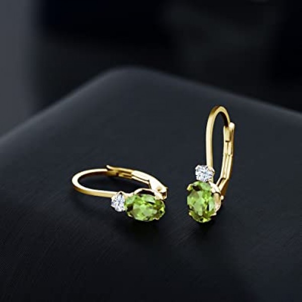 Gem Stone King 1.08 Ct Oval Green Peridot White Created Sapphire 14K 옐로우 골드 3/4인치 귀걸이